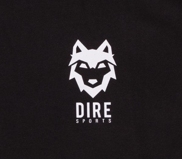 Detail binnen label DIREsports witte DIRE T-shirts wit op zwart